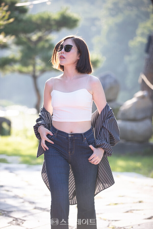 ▲‘제8회 인터내셔널 슈퍼퀸 모델 콘테스트’ 미스 부문 퀸 수상자 임지원이 멋진 포즈를 취하고 있다.(인터내셔널 슈퍼퀸 모델협회 임원 및 본상 수상자 워크숍) / 양용은 기자 taeji1368@naver.com