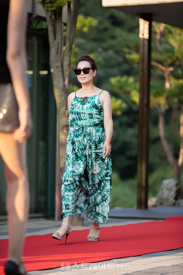 ▲‘제8회 인터내셔널 슈퍼퀸 모델 콘테스트’ 시니어B 부문 퀸 수상자 곽정진이 멋진 워킹을 선보이고 있다. / 양용은 기자 taeji1368@naver.com