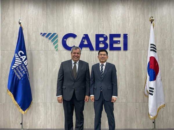 김기범 현대건설 토목사업본부장(오른쪽)이 최근 중미경제통합은행(CABEI) 한국사무소에서 단테 모씨 CABEI 총재와 만나 기념촬영을 하고 있다. /사진=CABEI