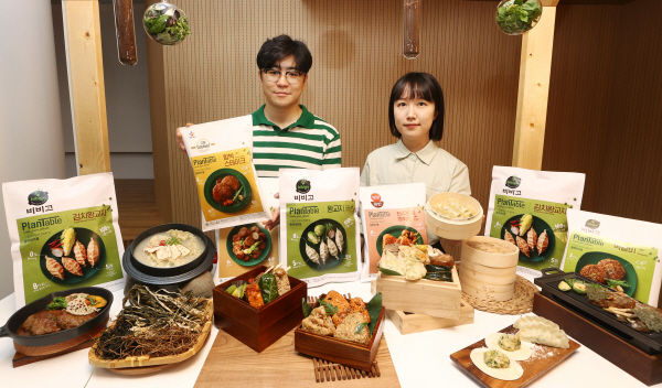 18일 서울 중구 CJ인재원에서 열린 CJ제일제당의 식물성 식품(Plant-based) 연구개발 관련 기자간담회에서 직원들이 고기 없는 떡갈비, 함박스테이크, 만두 등 식물성 식품을 소개하고 있다. 연합뉴스