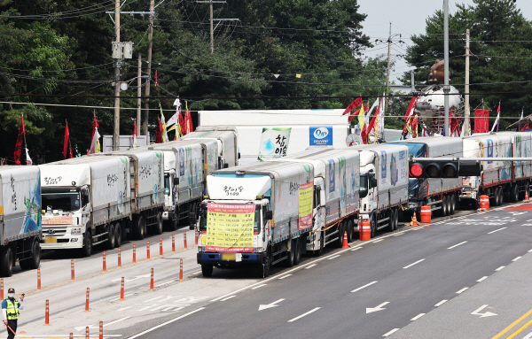 지난 3월부터 운송료 인상 등을 요구하며 화물운송 위탁사인 '수양물류' 소속 화물 차주들의 파업이 이어지고 있는 경기도 이천시 하이트진로 이천공장 앞에 지난 22일 오후 트럭들이 세워져 있다. 연합뉴스