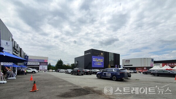 ◇'더샵 달서센트엘로'의 견본주택이 위치한 '대구 달서구 이곡동 1258' 터에는 대구광역시 내에 지어지는 아파트의 여러 견본주택 건물이 자리한다. (사진=이준혁 기자)