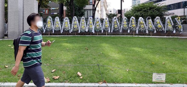 ▲국무회의에서 행안부 경찰국 신설 시행령안이 의결된 26일 서울 서대문구 경찰청 맞은편 경찰기념공원에 경찰국 신설을 반대하는 근조 화환이 놓여있다.(사진=연합뉴스)