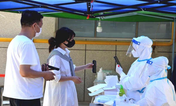 PCR 검사 받는 중국 간쑤성 란저우 주민들. 연합뉴스