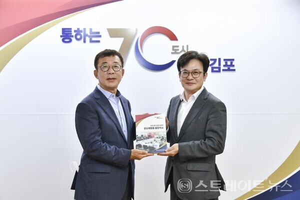 홍철호 인수위원장이 김병수 시장에게 백서를 전달하고 있다./사진=김포시청