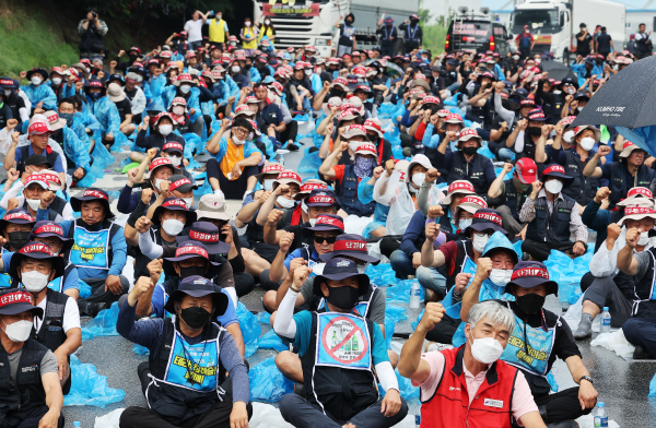 지난달 22일 오후 경기도 이천시 하이트진로 이천공장 앞에서 열린 '하이트진로지부 총파업 투쟁 승리를 위한 화물연대 총력결의대회'에서 조합원들이 구호를 외치고 있다. 연합뉴스