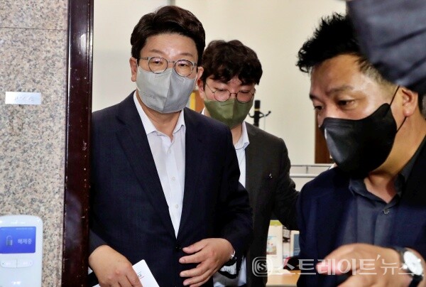 국민의힘 권성동 원내대표가 2일 국회에서 정보위원회 전체회의에 참석하기 위해 원내대표실을 나서고 있다. /사진=연합뉴스