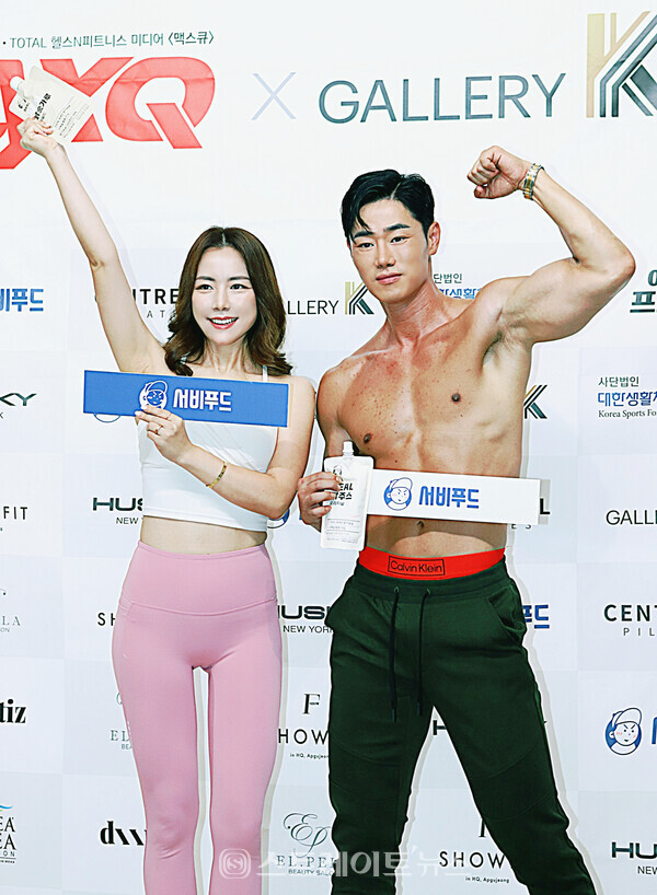 ▲머슬마니아 대표 아나운서 ‘몸짱’ 부부 김지형-장성규(맥스큐 2022년 11월호 화보 촬영 현장) / 양용은 기자 taeji1368@naver.com