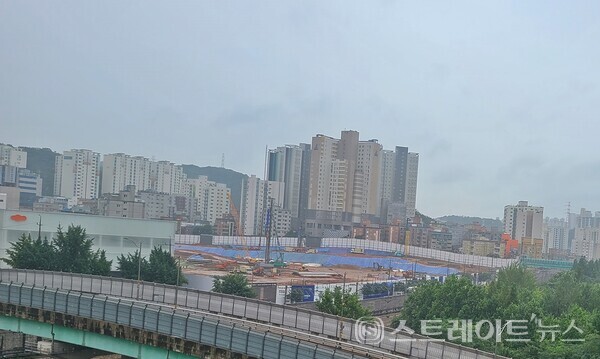 인천 부평구 부평동에서 분양 중인 DL건설의 'e편한세상 부평역 센트럴파크'가 들어설 부평4 재개발구역과 모델하우스.(스트레이트뉴스 DB)