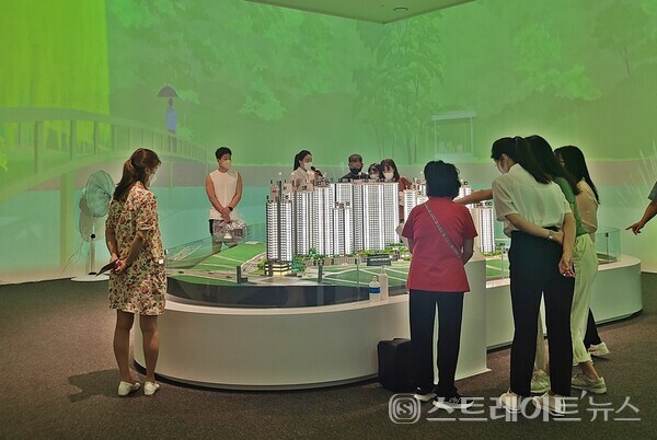 인천 부평구 부평3구역 재개발구역 내 자리한 'e편한세상 부평역 센트럴파크'의 모델하우스 내 단지 모형.(스트레이트뉴스 DB)