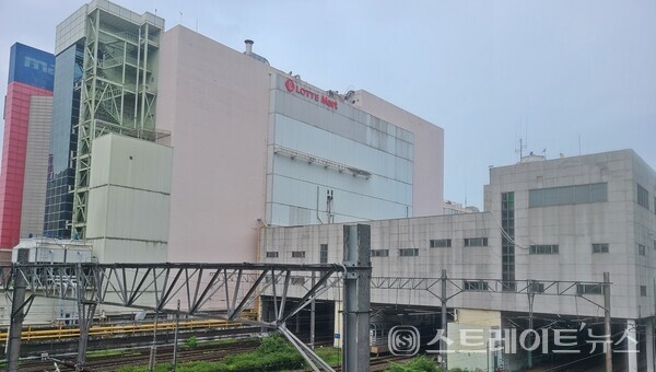 인천 부평구 부평3구역 재개발구역에서 선보인 'e편한세상 부평역 센트럴파크'과 걸어서 1㎞ 내외의 수도권 전철 1호선 부평역과 부평역 롯데복합단지. (스트레이트뉴스 DB)