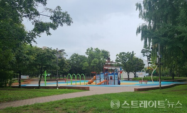 인천 부평구 부평3구역 재개발 아파트인 'e편한세상 부평역 센트럴파크'의 수도권 전철 1호선의 건너편에 자리한 부평공원. (스트레이트뉴스 DB)