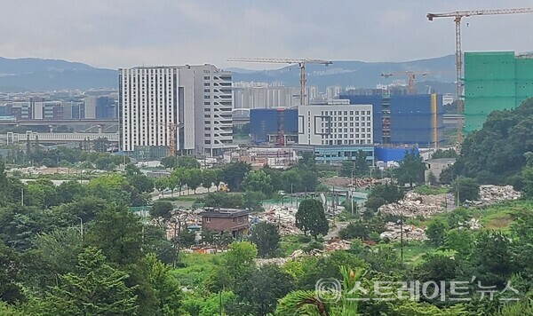 로또 분양으로 불리는 중흥토건의 '성남 금토 중흥S클래스' 건설현장. 사진 앞쪽이 성남 금토지구 철거현장이며 뒷편은 제2판교 테크노밸리 건설현장이다.2022.08.01 @ㅅ트레이트뉴스 DB