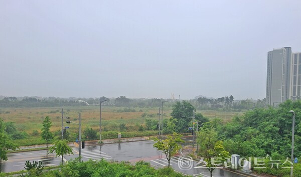 제일건설이 인천 영종국제도시에서 사전청약 중인 A16블록 '제일풍경채' 현장.사진 오른쪽은 운남동 영종국제도시 A15블록의 입주 4년 차인 'e편한세상 영종국제도시' @스트레이트뉴스DB