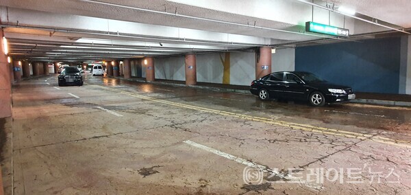 출입이 통제된 지하주차장 내부. 바닥에 아직 채 마르지 못한 물기가 남아있다.