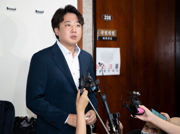 ▲중앙윤리위원회에 출석해 '성 상납 증거인멸 교사' 의혹에 대해 소명한 국민의힘 이준석 대표가 8일 국회를 나서며 입장을 밝히고 있다./스트레이트뉴스DB