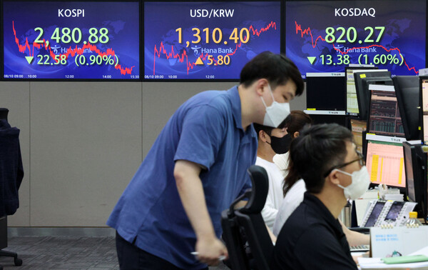 코스피가 기관과 외국인의 매도에 하락 마감한 10일 오후 서울 중구 명동 하나은행 딜링룸 전광판에 코스피 지수가 전일대비 22.58포인트(0.90%)하락한 2,480.88을 나타내고 있다.(제공=뉴스1)