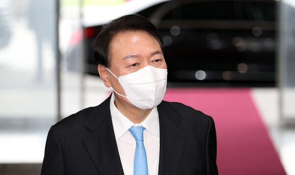 윤석열 대통령이 서울 용산 대통령실 청사로 출근하며 기자들과 약식 인터뷰를 하고 있다. /스트레이트뉴스DB