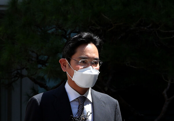 '8·15광복절 특별사면'으로 복권된 이재용 삼성전자 부회장이 12일  서울 서초구 서울중앙지방법원을 나서고 있다. /사진=뉴스1