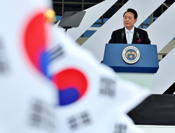 윤석열 대통령이 15일 서울 용산 대통령실 청사 잔디마당에서 열린 제77주년 광복절 경축식에서 경축사를 하고 있다.(사진=연합뉴스)