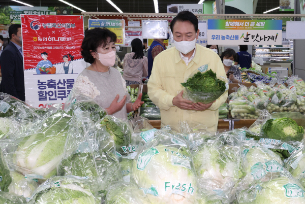 윤석열 대통령이 11일 서울 서초구 양재동 하나로마트 양재점에서 채소 물가 상황을 점검하고 있다. 연합뉴스