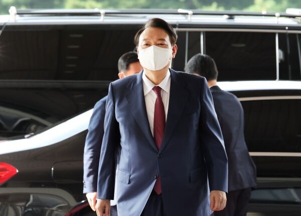 ▲윤석열 대통령이 취임 100일 하루 앞둔 16일 오전 서울 용산 대통령실 청사로 출근하고 있다.(사진=연합뉴스)