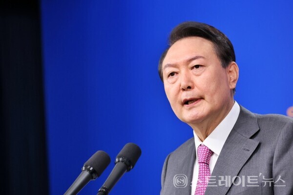 윤석열 대통령이 17일 서울 용산 대통령실 청사에서 열린 취임 100일 기자회견 '대통령에게 듣는다'에서 기자들의 질문에 답변하고 있다.(사진=연합뉴스)