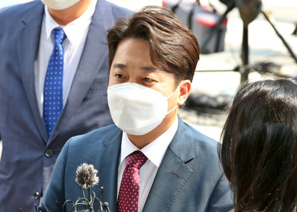 국민의힘 이준석 전 대표가 비상대책위원회 전환 및 비대위원장 효력정지 가처분 심문기일인 17일 오후 양천구 서울남부지방법원에 출석하며 기자들의 질문을 받고 있다.(사진=연합뉴스)