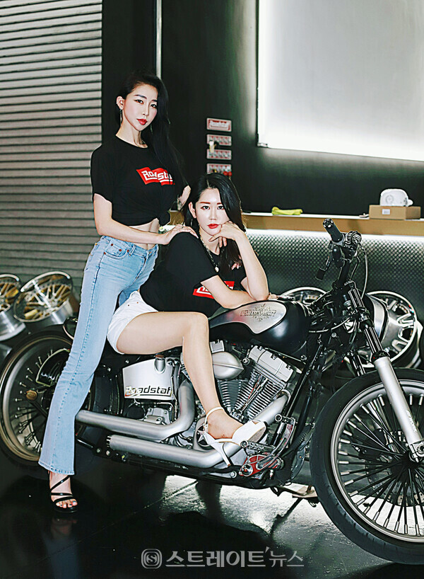 ▲(왼쪽부터) 레이싱 모델 김미진(시하)-정보민이 할리데이비슨 팻보이에 탑승해 멋진 포즈를 취하고 있다.(퍼니지X로드스태프 썸머오토위크) / 양용은 기자 taeji1368@naver.com