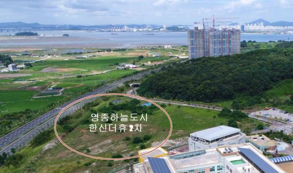 청약홈은 한신공영이 중산동 1913-10번지 일대 영종국제도시 A41블록에서 사전청약으로 분양 중인 '영종하늘도시 한신더휴 3차'의 특별공급 소진율이 12%로 10채 중 9채가 미달됐다고 인천 영종국제도시는 올들어 고분양가에 청약성적이 급추락 중이다. 사진은 영종하늘도시와 맞닿아 있는 '영종하늘도시 한신더휴 3차'의 건설현장 (출처 : 두산백과 두피디아) @스트레이트뉴스