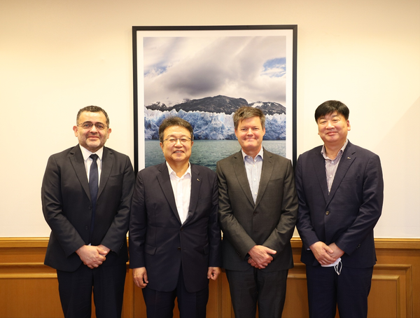 한성희 포스코건설 사장(가운데 왼쪽)과 마티아스 프랑케 칠레대사(가운데 오른쪽)가 기념 촬영을 하고 있다. /사진=포스코건설