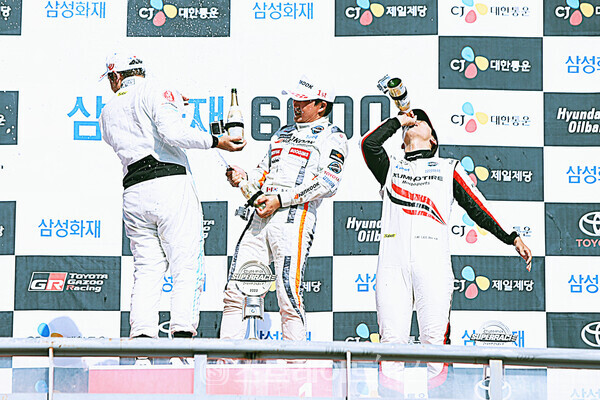 ▲‘2022 CJ대한통운 슈퍼레이스 챔피언십’ 5라운드 ‘삼성화재 6000 클래스’ 시상식 (왼쪽부터) 2위 김재현(볼가스 모터스포츠), 1위 조항우(아트라스BX 모터스포츠), 3위 이정우(엑스타 레이싱) / 양용은 기자 taeji1368@naver.com