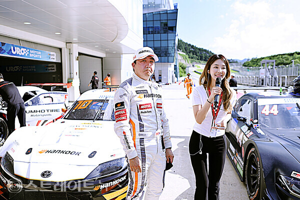 ▲‘2022 CJ대한통운 슈퍼레이스 챔피언십’ 5라운드 ‘삼성화재 6000 클래스’에서 1위를 차지한 아트라스BX 모터스포츠 조항우가 인터뷰를 하고 있다. / 양용은 기자 taeji1368@naver.com