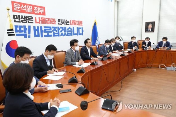 더불어민주당은 23일 오전 국회 본청 원내대표회의실에서 제100차 원내대책회의를 개최하고 있다.(사진=연합뉴스)