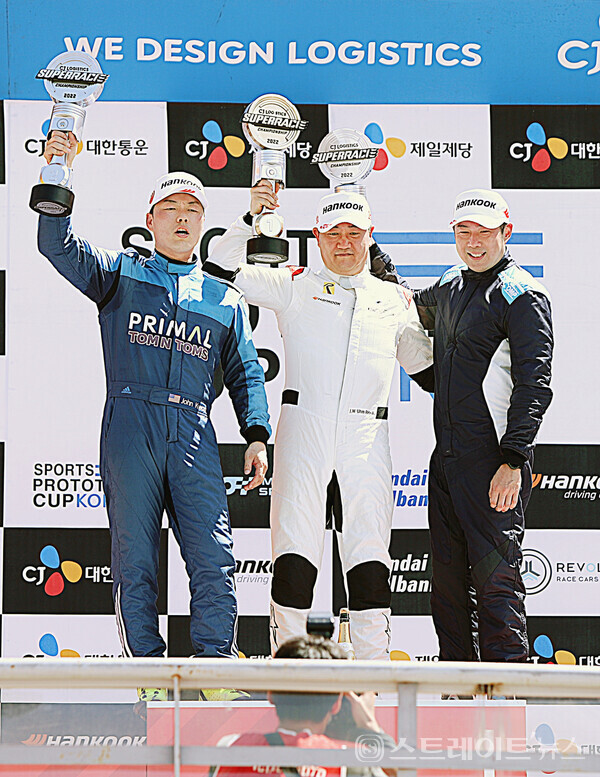 ▲‘2022 CJ대한통운 슈퍼레이스 챔피언십’ 5라운드 ‘스포츠 프로토타입 컵 코리아’ SR3 시상식 (왼쪽부터) 2위 권형진(유로모터스포츠), 1위 엄재웅(유로모터스포츠), 3위 헨리(유로모터스포츠) / 양용은 기자 taeji1368@naver.com