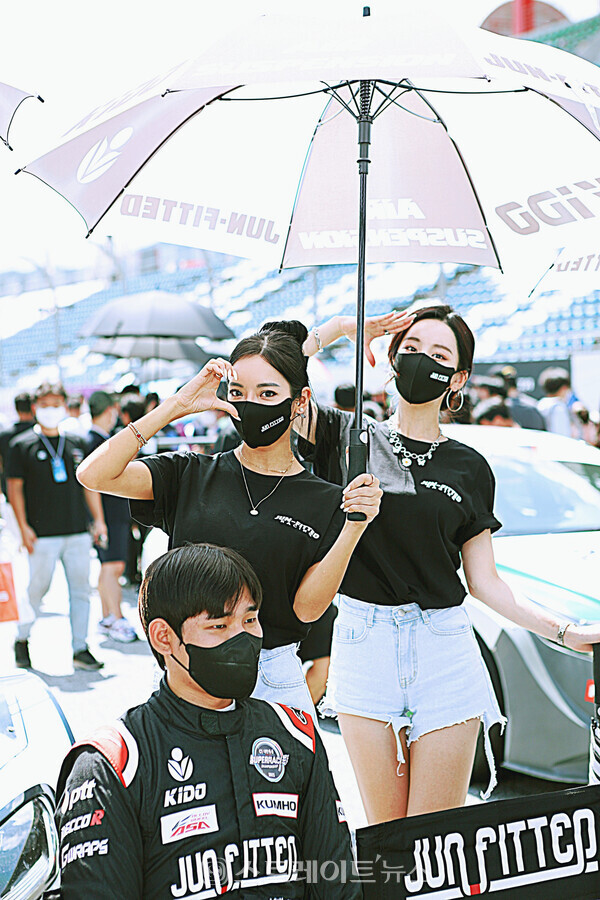 ▲그리드워크 이벤트에서 준피티드 레이싱 모델 허애선-김미진이 카메라를 향해 멋진 포즈를 취하고 있다.(2022 CJ대한통운 슈퍼레이스 챔피언십 5라운드) / 양용은 기자 taeji1368@naver.com