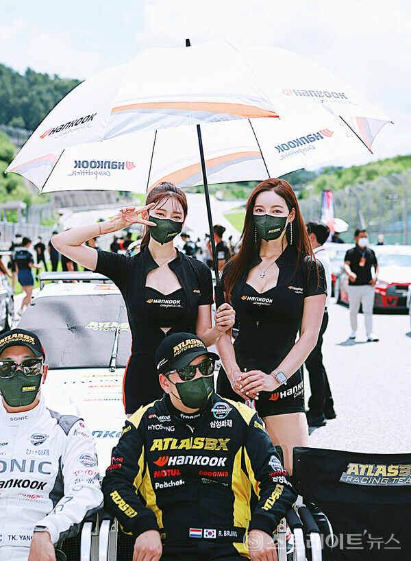 ▲그리드워크 이벤트에서 아트라스BX 모터스포츠 레이싱모델 서한빛-제바가 카메라를 향해 멋진 포즈를 취하고 있다.(2022 CJ대한통운 슈퍼레이스 챔피언십 5라운드) / 양용은 기자 taeji1368@naver.com