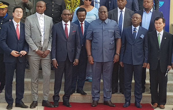 '콩고민주공화국 렘바임부 정수장 건설공사' 통수식 행사에서 현대엔지니어링 박찬우 인프라산업개발본부장(왼쪽 첫번째), 콩고민주공화국 펠릭스 치세케디 대통령(오른쪽 세번째), 조재철 주 콩고민주공화국 대한민국대사(오른쪽 첫번째)가 기념사진을 촬영하고 있다. /사진=현대엔지니어링