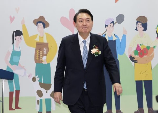 ▲윤석열 대통령이 지난 24일 오전 서울 서초구 aT센터에서 열린 2022 창농·귀농 고향사랑 박람회 개막식에서 축사를 한 뒤 자리로 향하고 있다.(사진=연합뉴스)