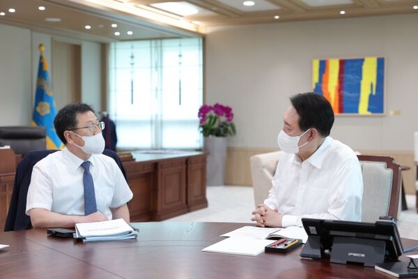 윤석열 대통령이 지난 16일 오전 서울 용산 대통령실 청사 집무실에서 윤수현 공정거래위원회 부위원장으로부터 부처 업무보고를 받고 있다.(사진=연합뉴스)