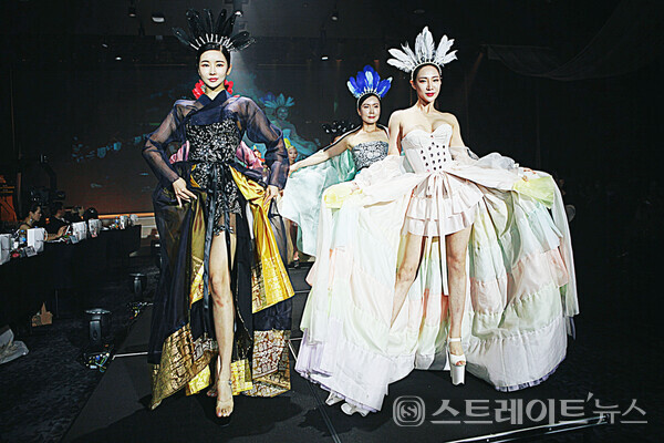 ▲(왼쪽부터)모델 신새롬-주보경이 ‘김예진 한복 특별패션쇼’에서 화려한 무대를 선보이고 있다.(제4회 슈퍼퀸 한복모델대회) / 양용은 기자 taeji1368@naver.com