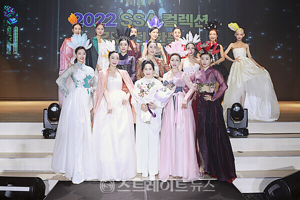 ▲김예진 한복 특별패션쇼를 마치고 (아래 가운데)김예진 한복 디자이너와 한복 모델 이정빈-라청명-석서연-강윤희-신새롬-주보경-김혜진-김용선-박경라-김은희-이윤희-박지우-이은희-채설린 등 단체 포토타임(제4회 월드 슈퍼퀸 한복모델대회 서울) / 양용은 기자 taeji1368@naver.com