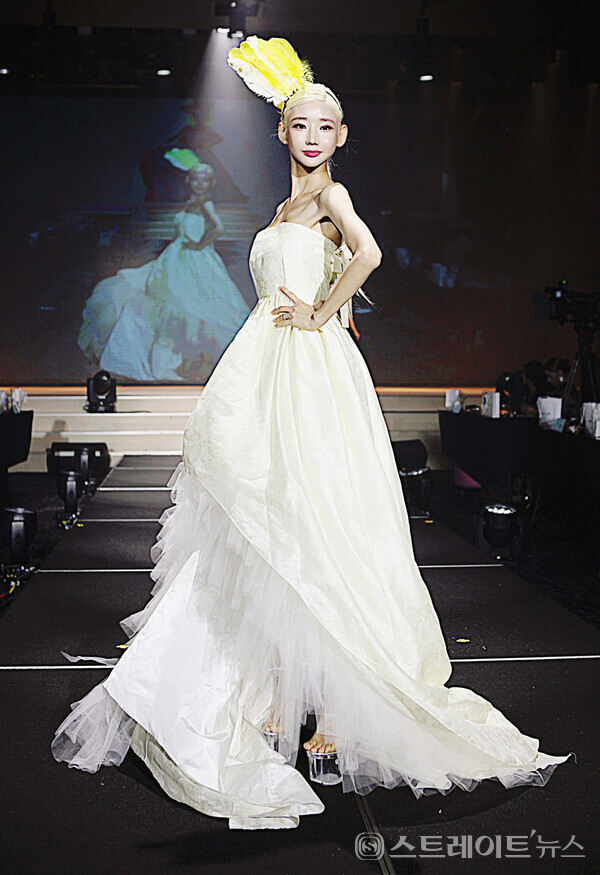 ▲‘김예진 한복 특별패션쇼’에서 모델 채설린이 우아한 한복 자태를 뽐내고 있다.(제4회 월드 슈퍼퀸 한복모델대회 서울) / 양용은 기자 taeji1368@naver.com