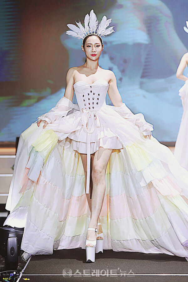 ▲‘김예진 한복 특별패션쇼’에서 모델 주보경이 우아한 한복 자태를 뽐내고 있다.(제4회 월드 슈퍼퀸 한복모델대회 서울) / 양용은 기자 taeji1368@naver.com