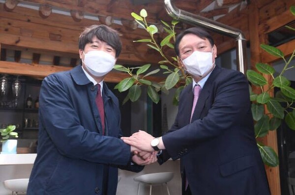 지난 2021년 11월 16일 불화설 진화에 나섰던 당시 이준석 국민의힘 대표와 윤석열 대선후보의 모습 (사진=연합뉴스)