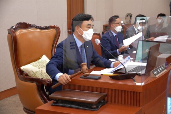 국회 윤관석 산자위원장이 미국의 인플레이션 감축법 상 한국산 전기차 및 배터리 등에 대한 비차별적 세제지원 촉구 결의안’을 의결하고 있다.(사진=윤관석 위원장실)