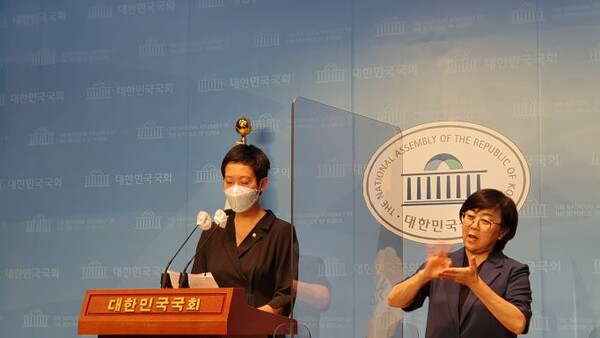 장혜영 국회의원(정의당, 비례대표)은 31일 오전 국회소통관에서 기자회견을 열고 10년 만에 중재판정 결과가 나온 론스타 사건에 대한 입장을 밝히고 있다.(사진=이제항 선임기자)