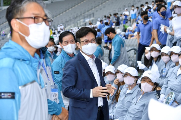 김병수 김포시장이 지난달 열린 2022 경기도 체육대회 관계자들을 격려하는 모습이다.(사진=김포시청)