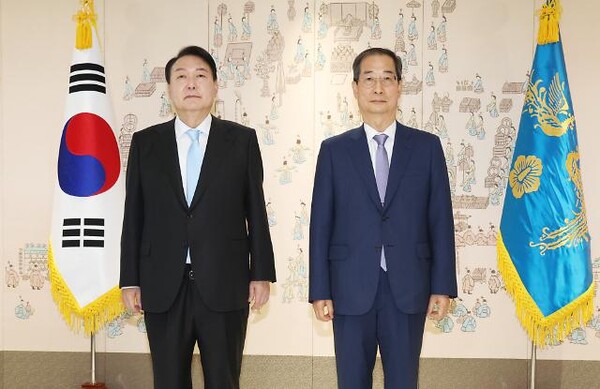 윤석열 대통령이 5월 21일 서울 용산 대통령실 청사에서 한덕수 국무총리(오른쪽)에게 임명장을 수여한 뒤 기념촬영을 하고 있다. [사진=연합뉴스]