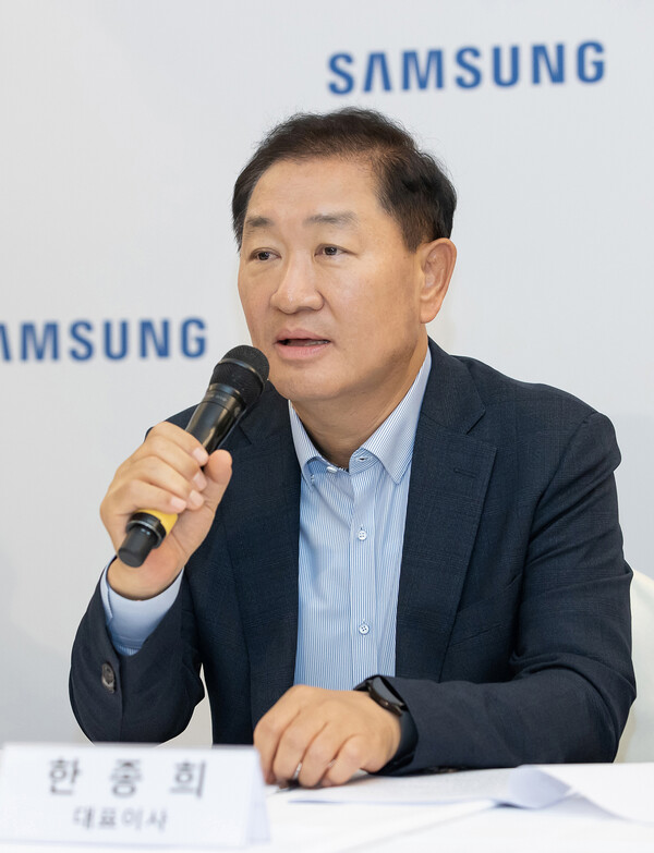 지난 1일(현지시각) 독일 베를린에서 열린 유럽 최대 가전 전시회 'IFA 2022' 간담회에서 질문에 답하고 있는 한종희 삼성전자 부회장. /사진=삼성전자